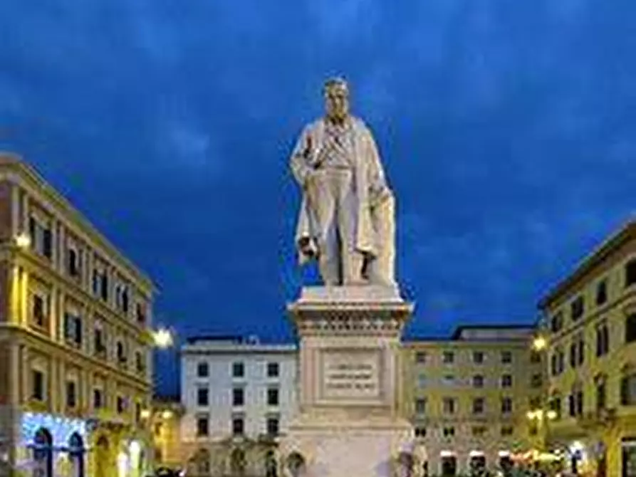 Immagine 4 di Attività commerciale in affitto  in Piazza Cavour a Livorno