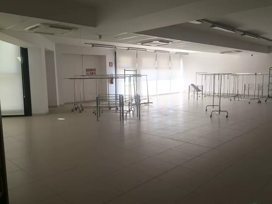 Immagine 1 di Attività commerciale in affitto  in via tosco romagnola a Pisa