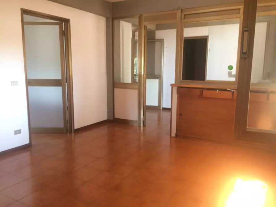 Immagine 1 di Attività commerciale in affitto  in via umberto terracini 22 a Cascina