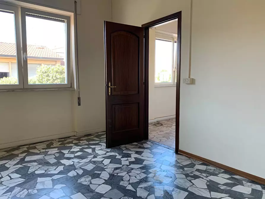 Immagine 5 di Ufficio in affitto  in Via Marconi a Viareggio