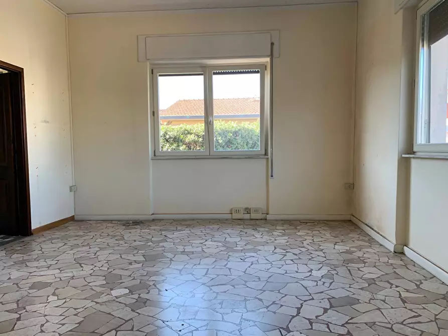 Immagine 10 di Ufficio in affitto  in Via Marconi a Viareggio