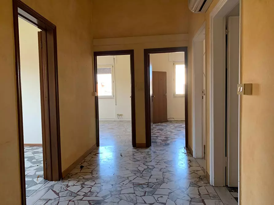 Immagine 2 di Ufficio in affitto  in Via Marconi a Viareggio