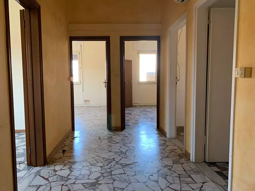 Immagine 1 di Ufficio in affitto  in Via Marconi a Viareggio