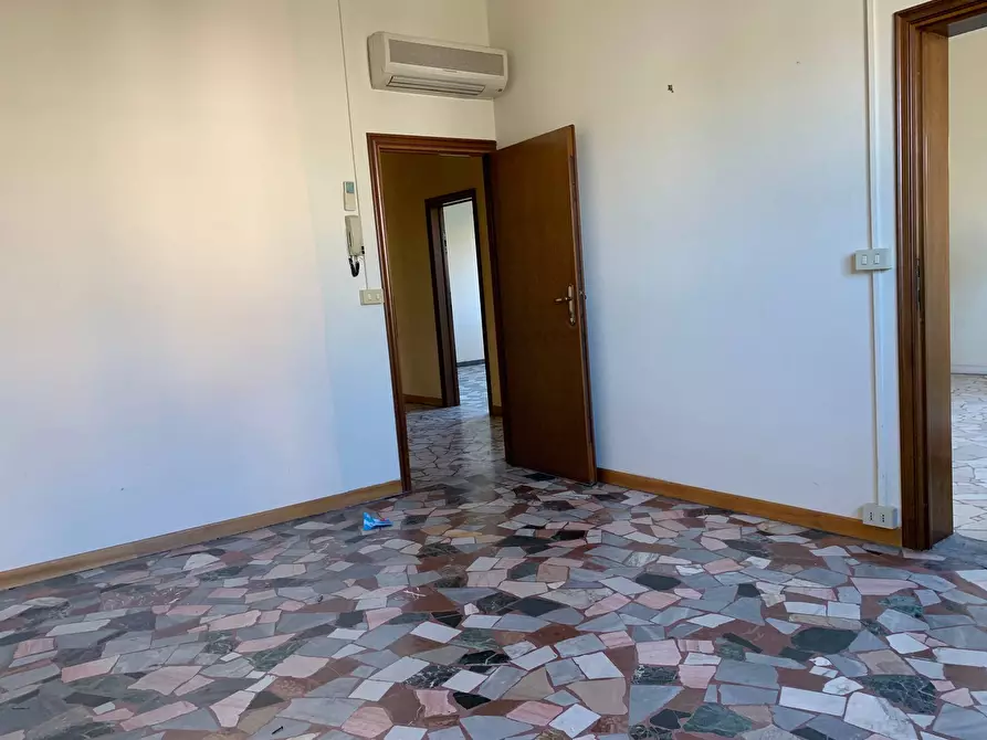 Immagine 13 di Ufficio in affitto  in Via Marconi a Viareggio