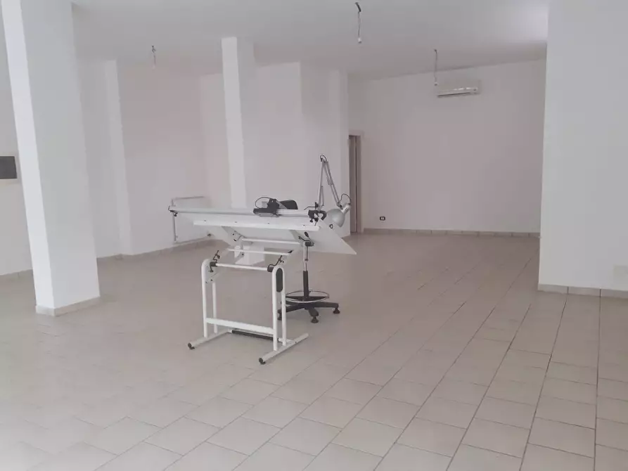 Immagine 2 di Attività commerciale in affitto  in Via Maroncelli 8 a Viareggio