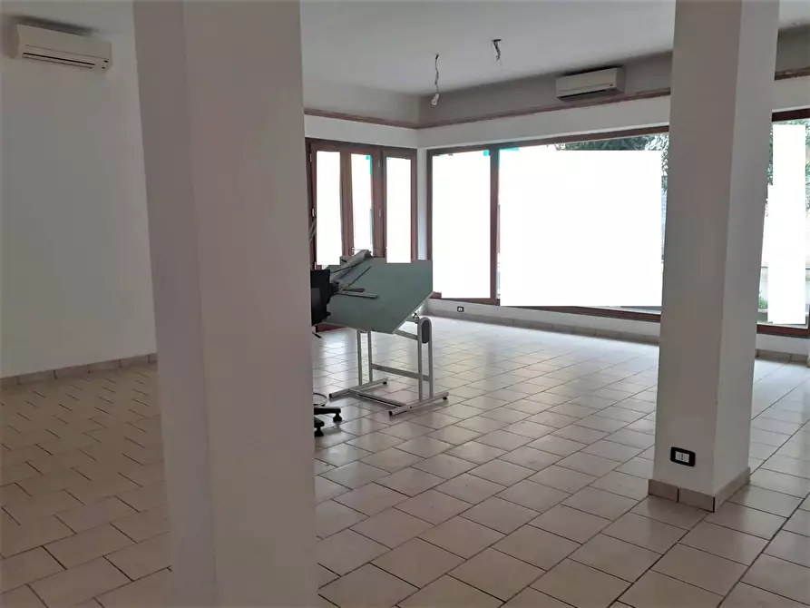 Immagine 3 di Attività commerciale in affitto  in Via Maroncelli 8 a Viareggio