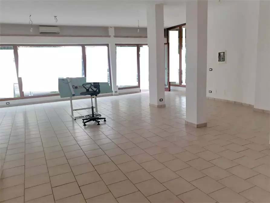 Immagine 4 di Attività commerciale in affitto  in Via Maroncelli 8 a Viareggio