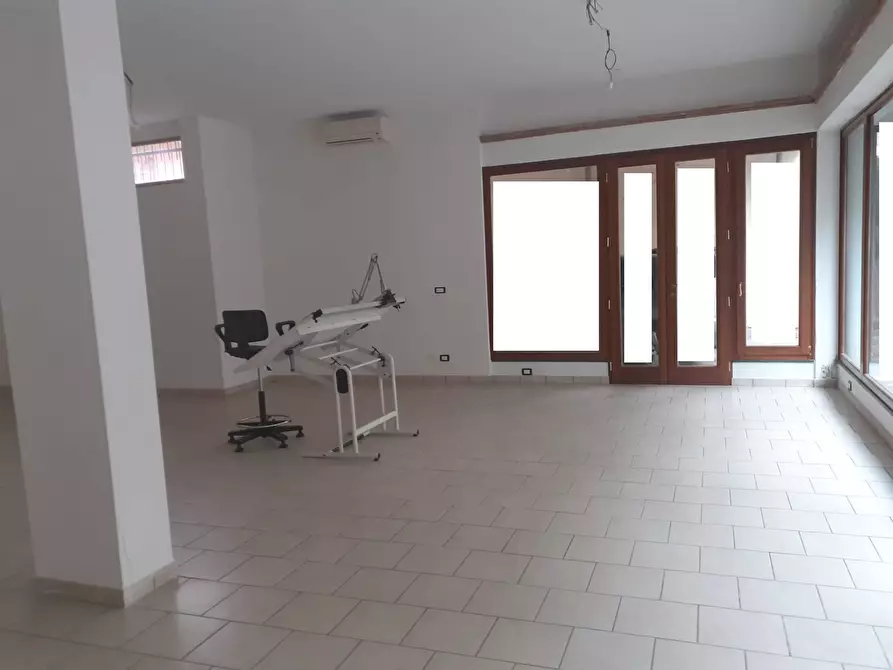 Immagine 9 di Attività commerciale in affitto  in Via Maroncelli 8 a Viareggio