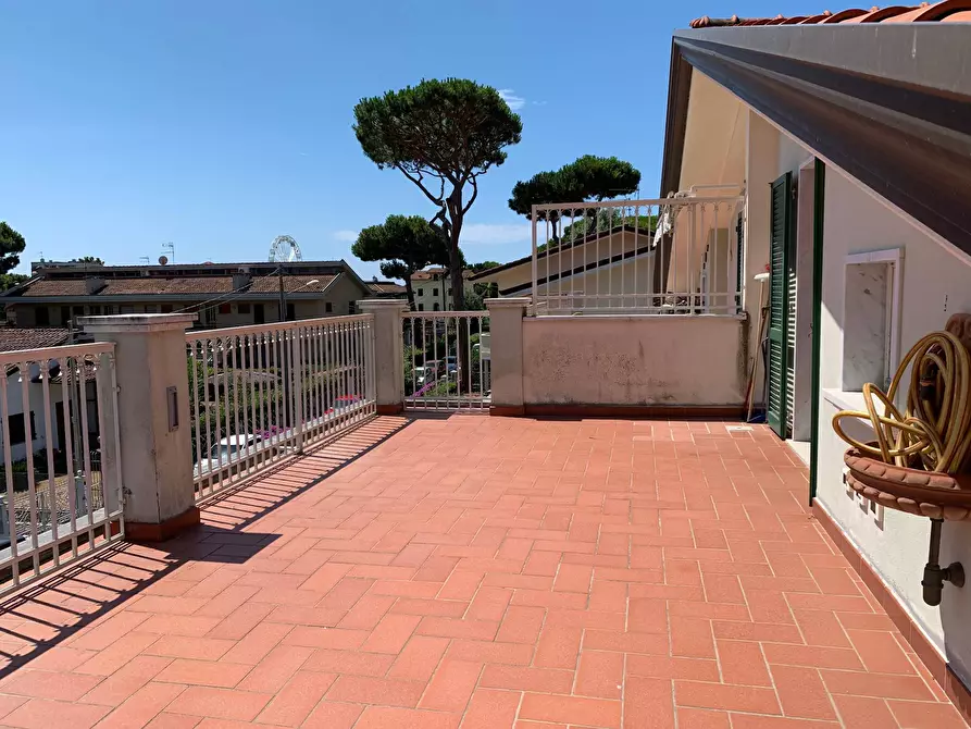 Immagine 4 di Appartamento in vendita  in via delle pinete a Massa