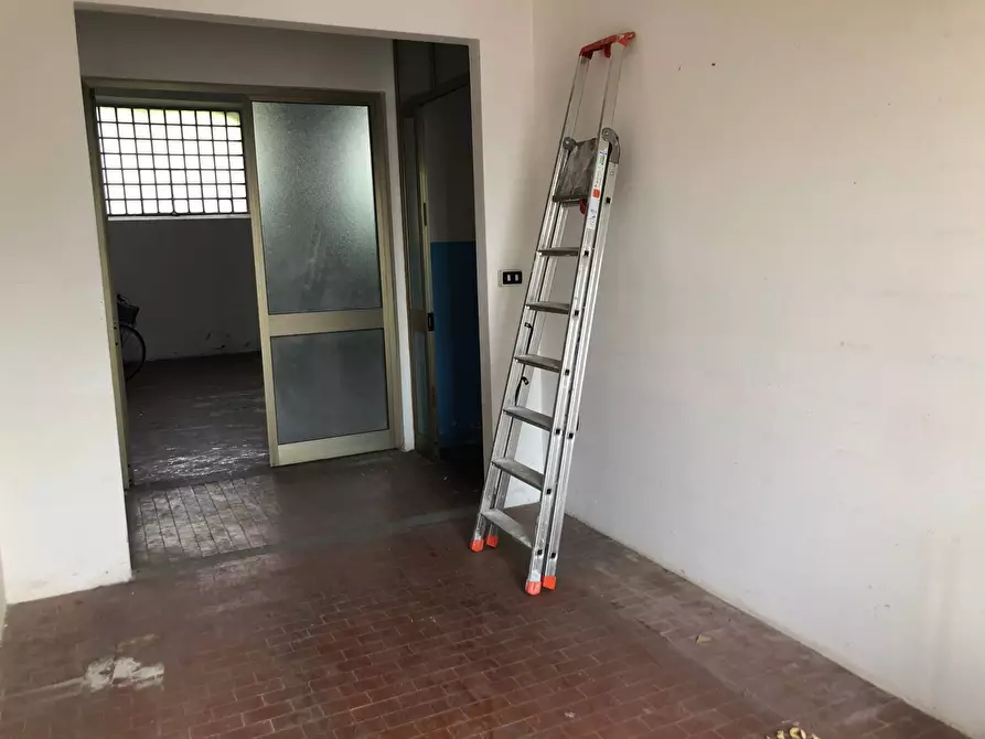 Immagine 2 di Attività commerciale in vendita  in Via Sarzanese Sud a Massarosa