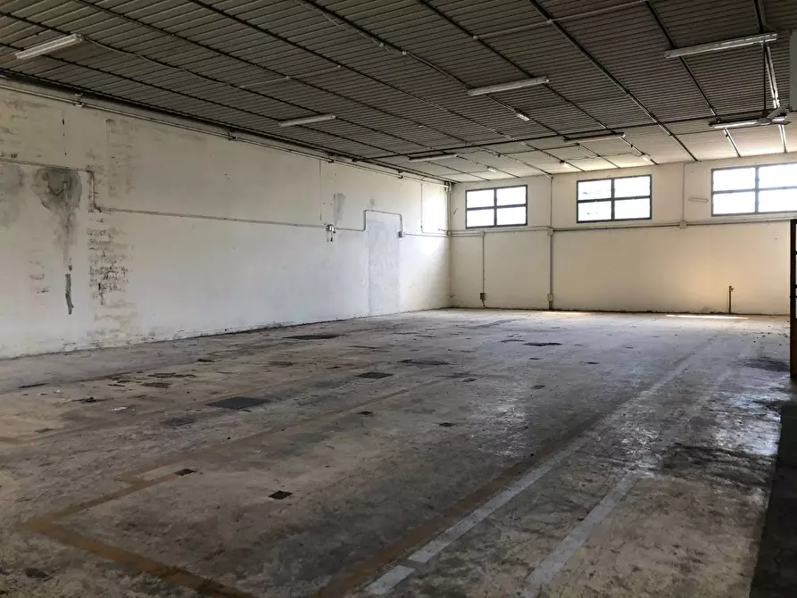 Immagine 26 di Attività commerciale in vendita  in Via Sarzanese Sud a Massarosa