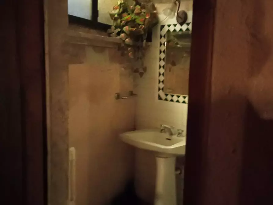 Immagine 22 di Appartamento in vendita  in centro a Lucca