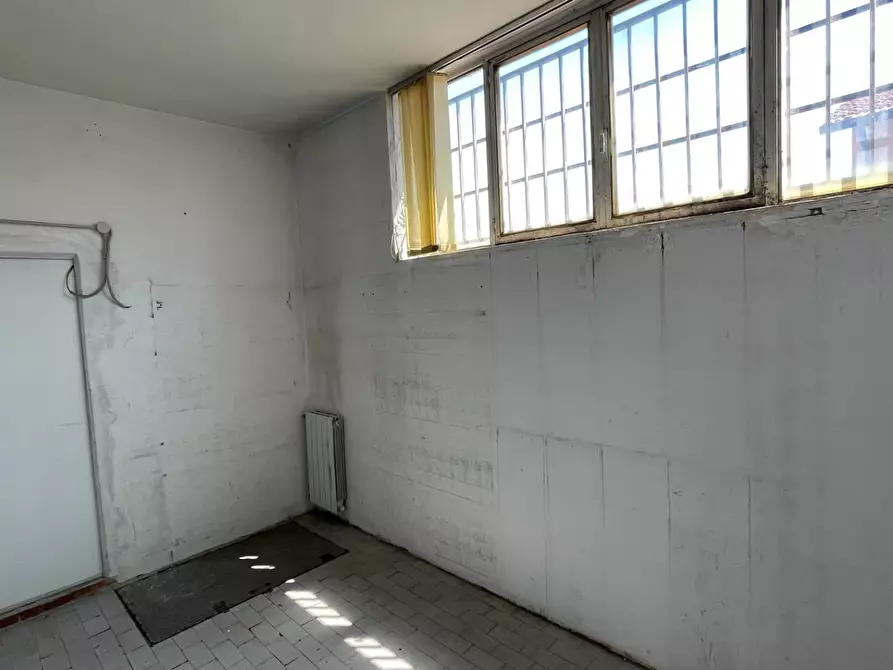 Immagine 9 di Attività commerciale in affitto  in piazza giorgio pira 5 a Cascina