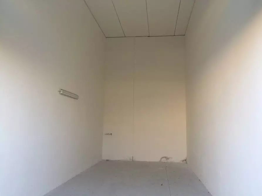 Immagine 1 di Magazzino in vendita  in via forti 15 a Pisa