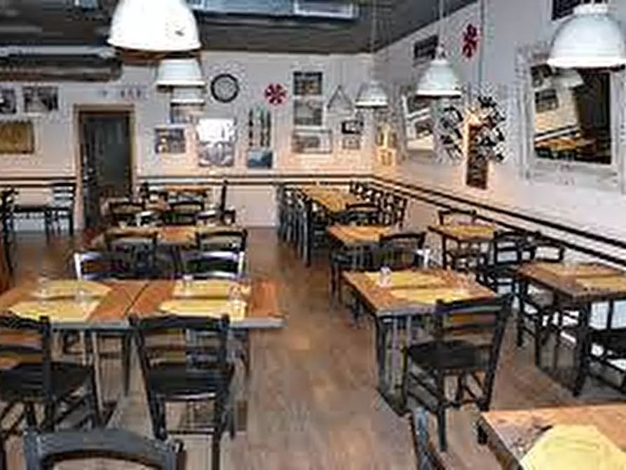 Immagine 1 di Attività commerciale in affitto  in VIA EMILIA a Pisa