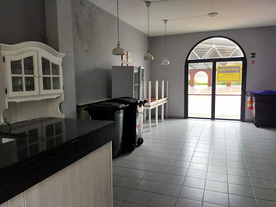 Immagine 2 di Attività commerciale in affitto  a Vecchiano