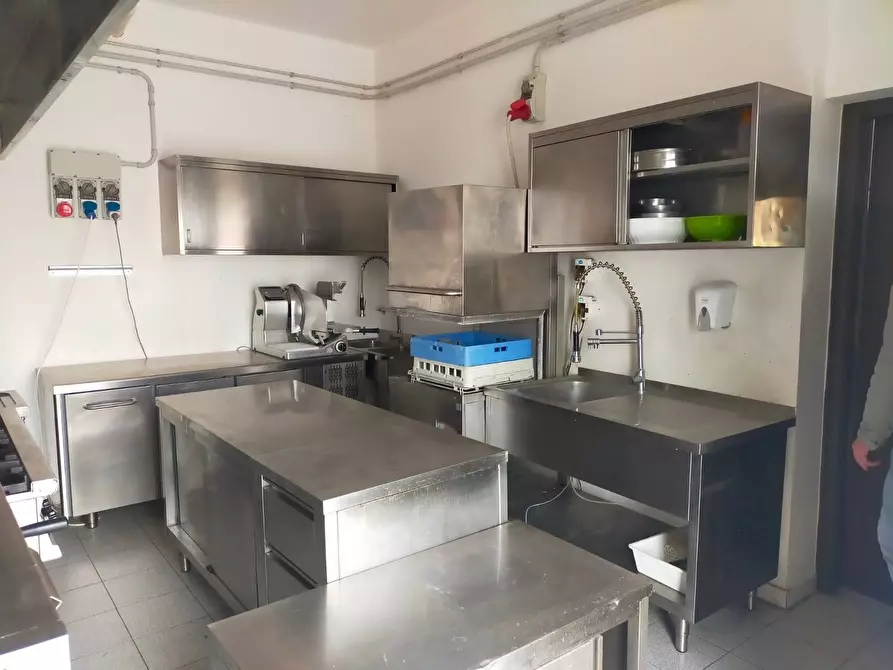 Immagine 6 di Attività commerciale in affitto  a Vecchiano
