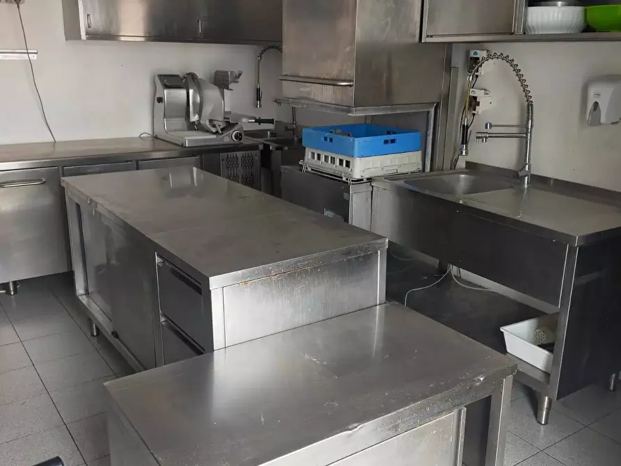 Immagine 7 di Attività commerciale in affitto  a Vecchiano