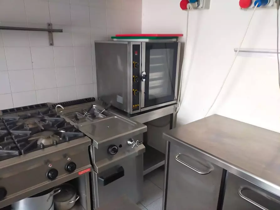 Immagine 13 di Attività commerciale in affitto  a Vecchiano