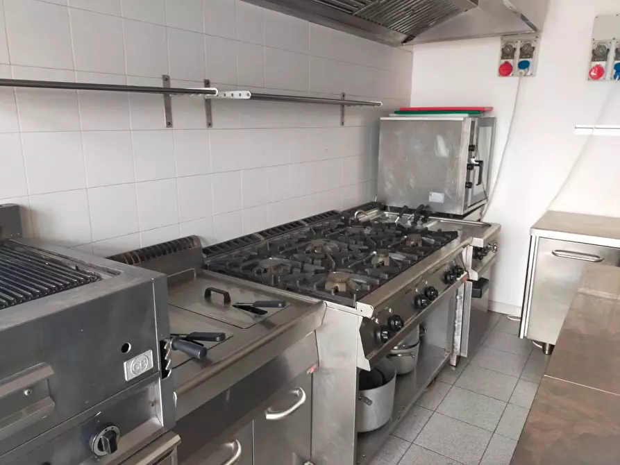 Immagine 15 di Attività commerciale in affitto  a Vecchiano