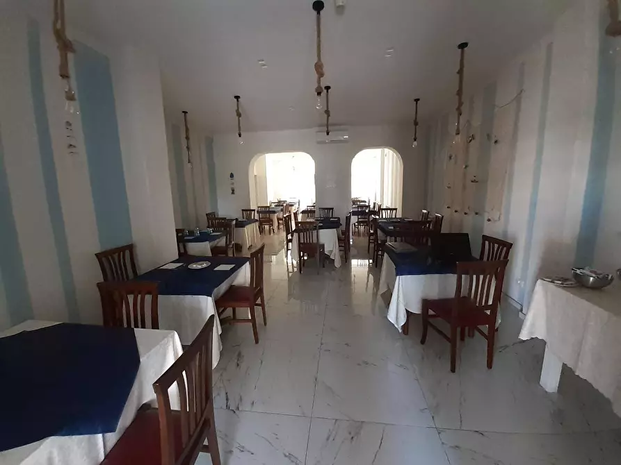 Immagine 4 di Attività commerciale in vendita  in via Mazzini 144 a Camaiore