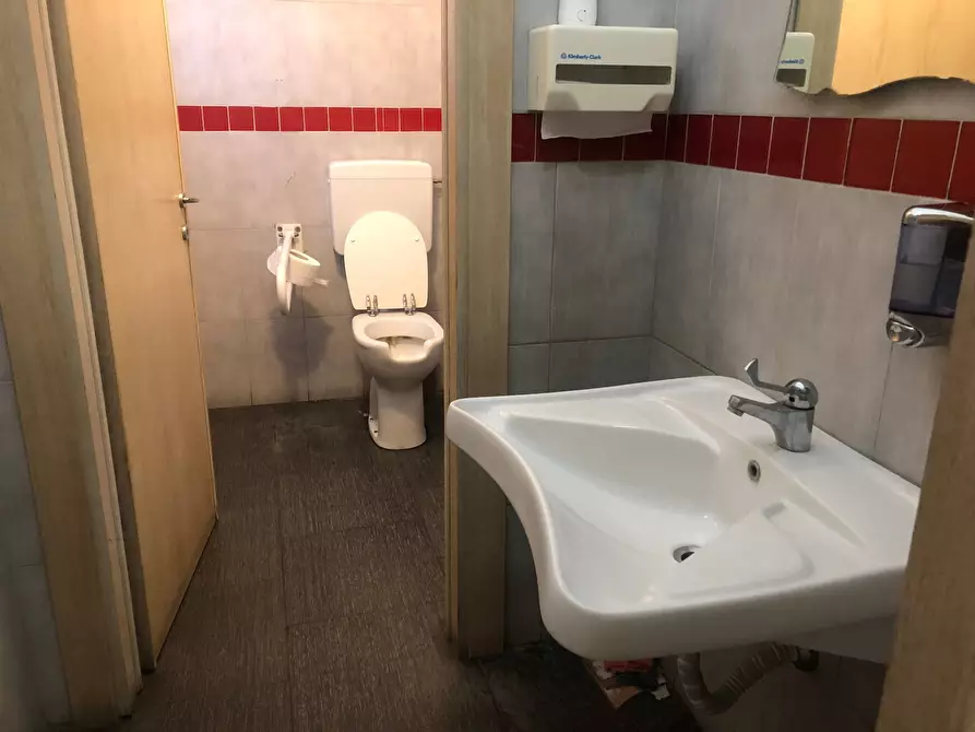 Immagine 4 di Attività commerciale in vendita  in via tosco romagnola a Cascina