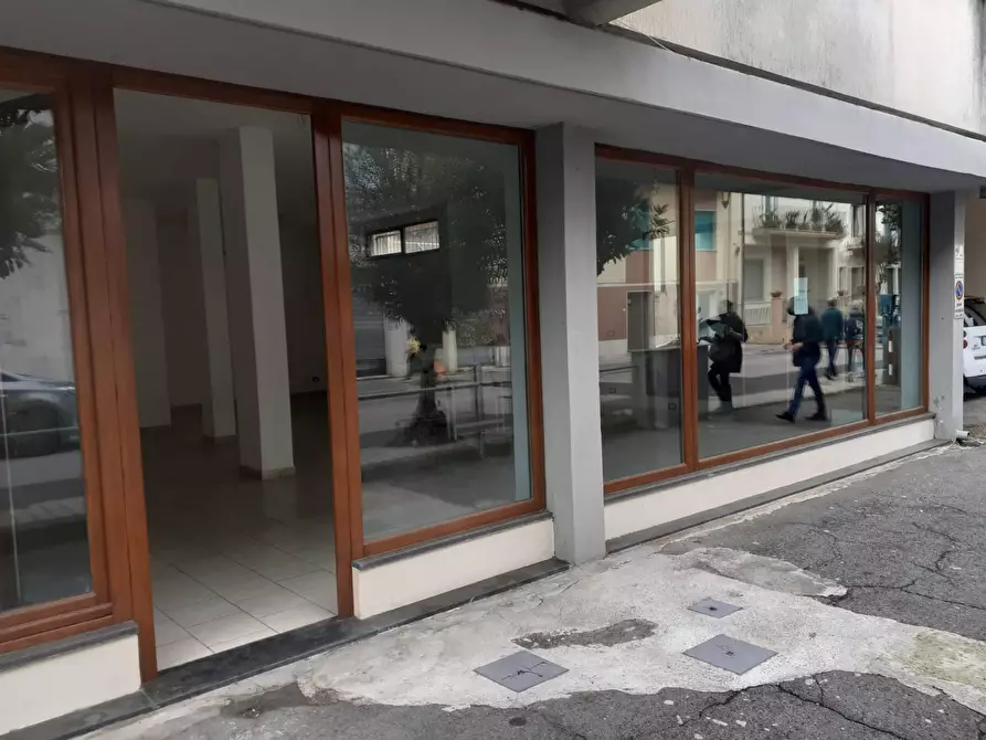 Immagine 1 di Attività commerciale in affitto  in Via Maroncelli - a Viareggio