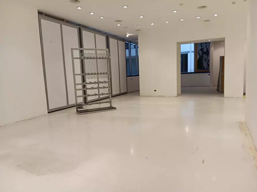 Immagine 24 di Attività commerciale in affitto  in Via Marradi 30 a Livorno