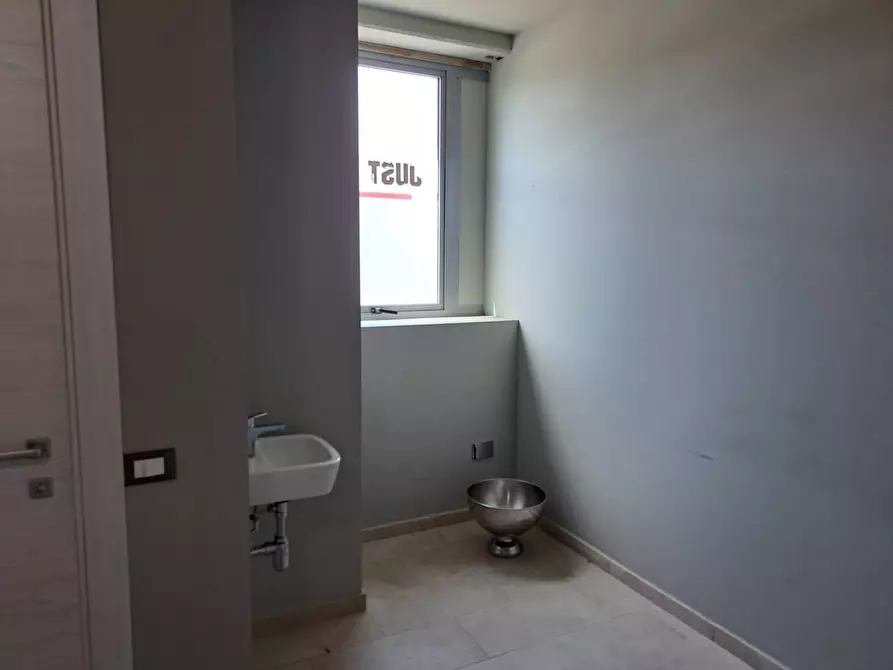 Immagine 6 di Attività commerciale in affitto  in via gronchi a Pisa