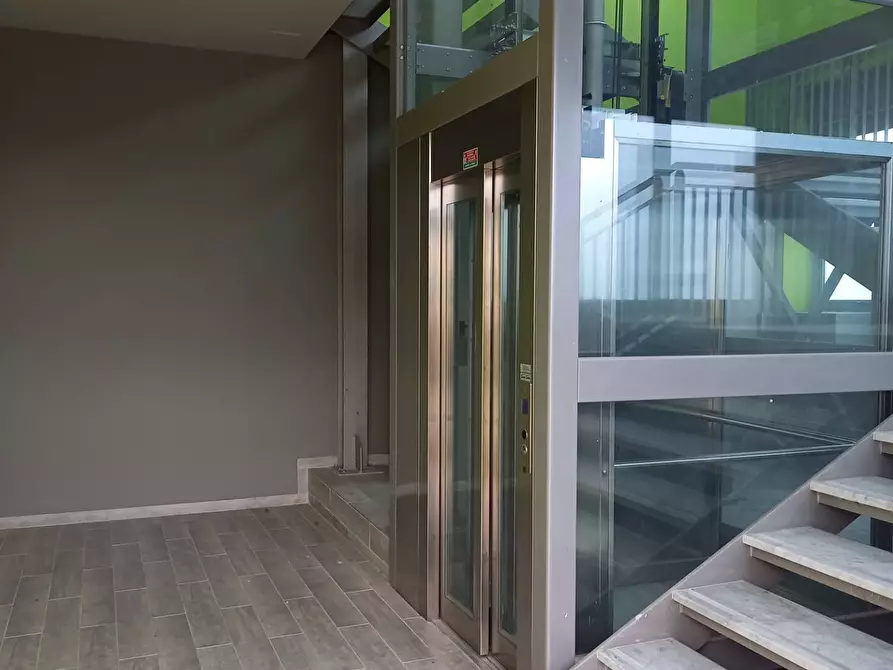 Immagine 2 di Attività commerciale in affitto  in via gronchi a Pisa