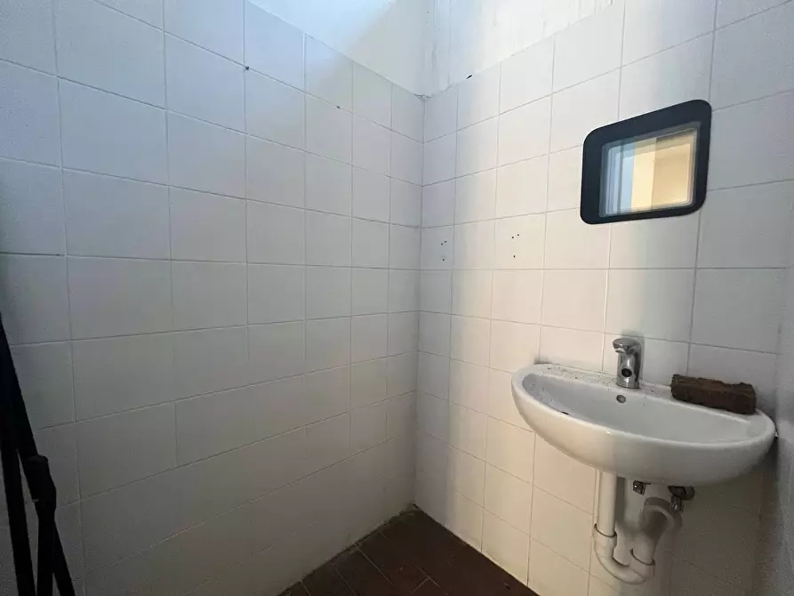 Immagine 10 di Attività commerciale in affitto  in Via michelangelo 15 a Pisa