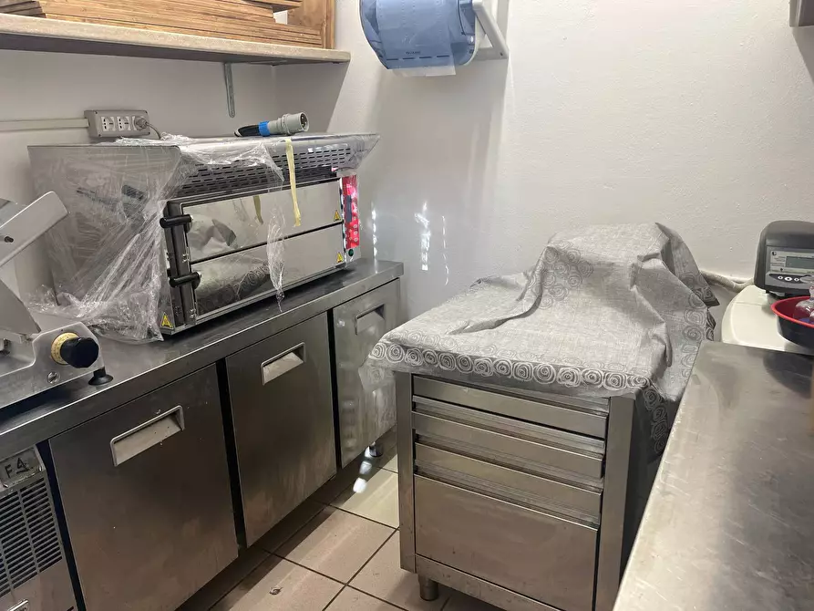 Immagine 2 di Attività commerciale in vendita  in viale del tirreno 33 a Pisa