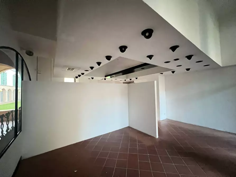 Immagine 2 di Attività commerciale in affitto  in Corso Italia a Pisa