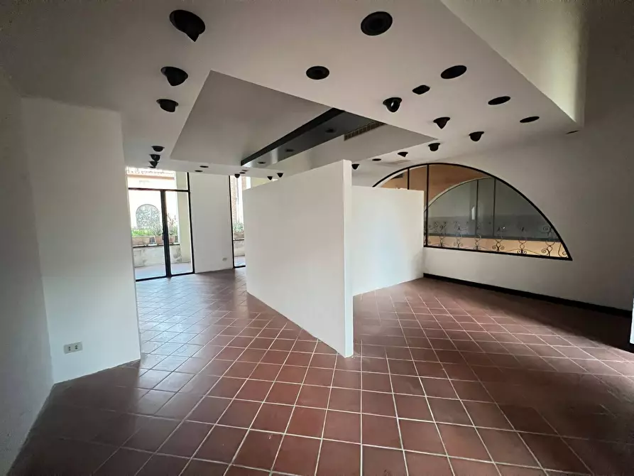 Immagine 4 di Attività commerciale in affitto  in Corso Italia a Pisa