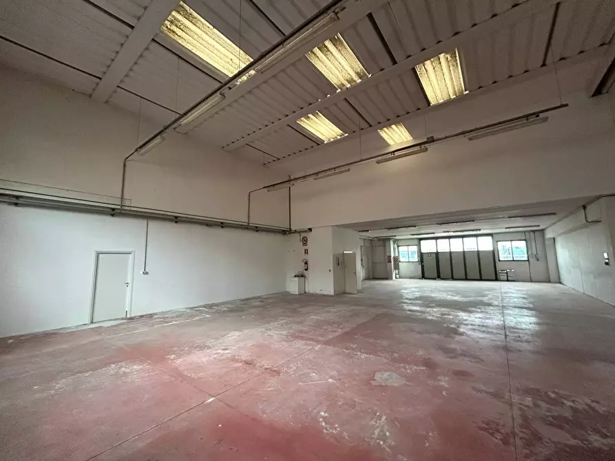 Immagine 2 di Attività commerciale in affitto  in via etruria 20 a Cascina