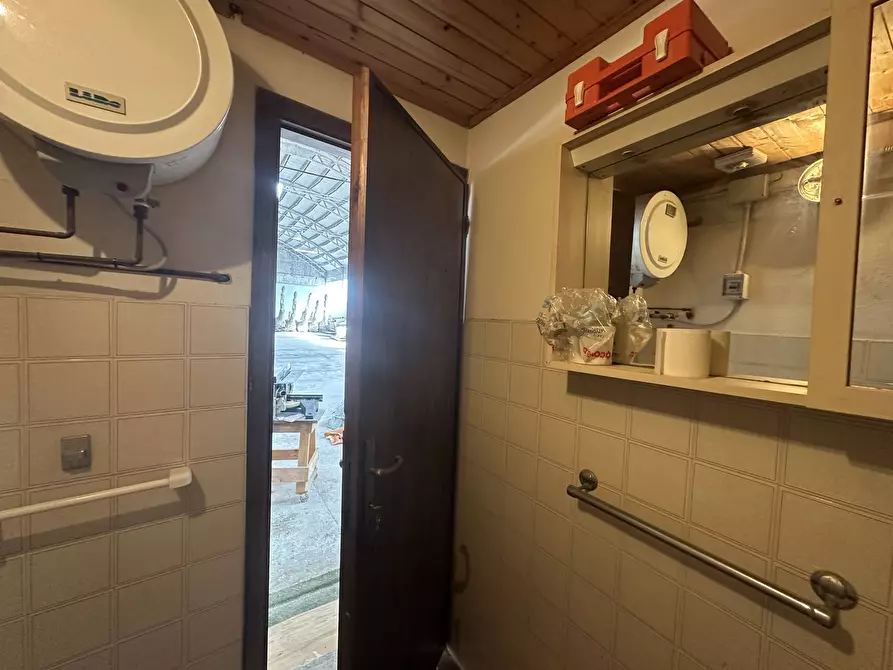 Immagine 11 di Attività commerciale in vendita  in via dell'arte 8 a Pietrasanta