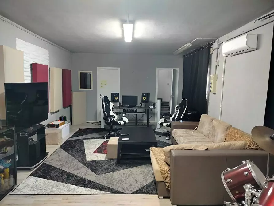 Immagine 9 di Attività commerciale in affitto  in via calcesana 280 a San Giuliano Terme