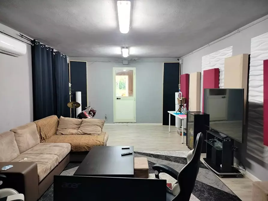 Immagine 10 di Attività commerciale in affitto  in via calcesana 280 a San Giuliano Terme