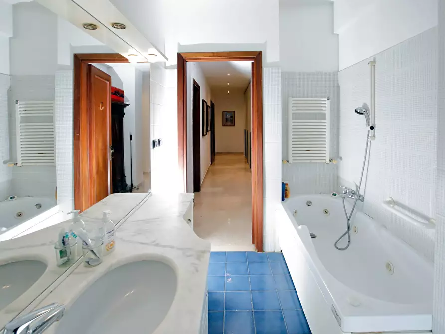 Immagine 27 di Appartamento in vendita  in Viale Mameli 131 a Livorno