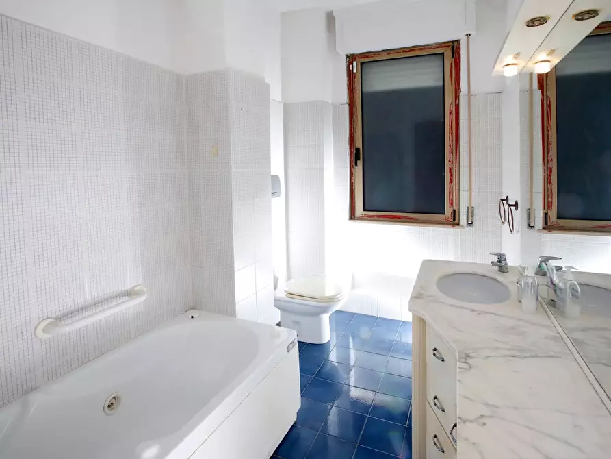 Immagine 26 di Appartamento in vendita  in Viale Mameli 131 a Livorno