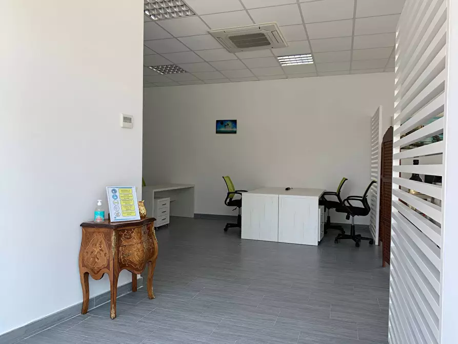 Immagine 9 di Ufficio in affitto  in via Aurelia 14 a Pietrasanta
