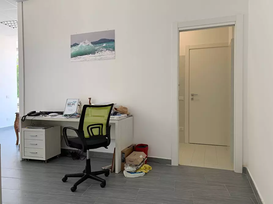 Immagine 4 di Ufficio in affitto  in via Aurelia 14 a Pietrasanta