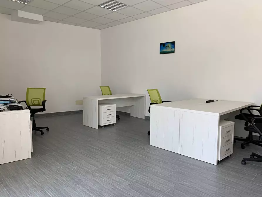 Immagine 8 di Ufficio in affitto  in via Aurelia 14 a Pietrasanta