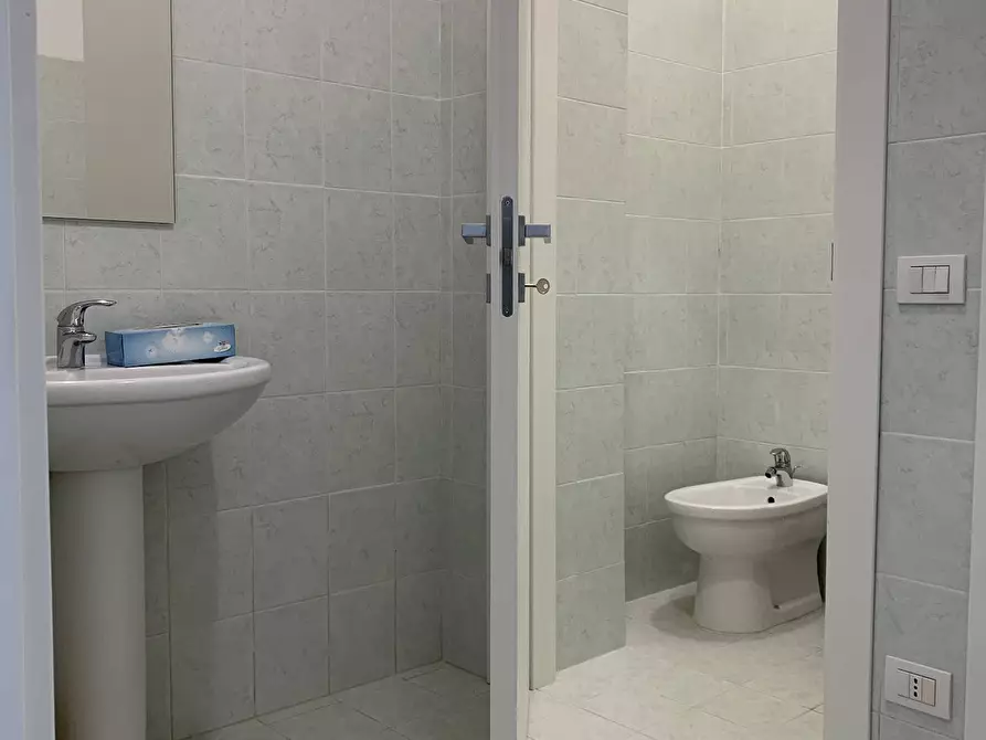 Immagine 10 di Ufficio in affitto  in via Aurelia 14 a Pietrasanta