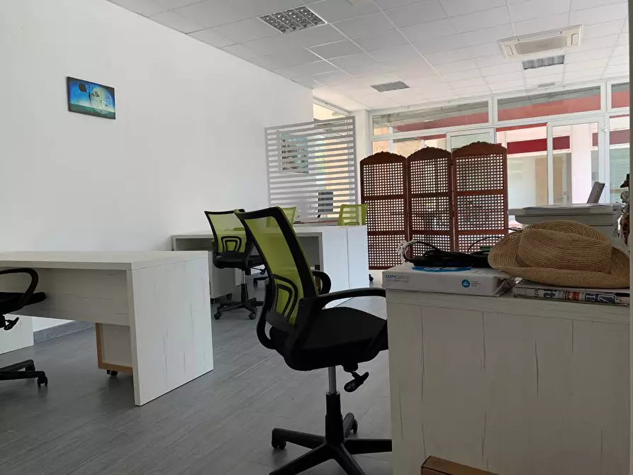 Immagine 2 di Ufficio in affitto  in via Aurelia 14 a Pietrasanta