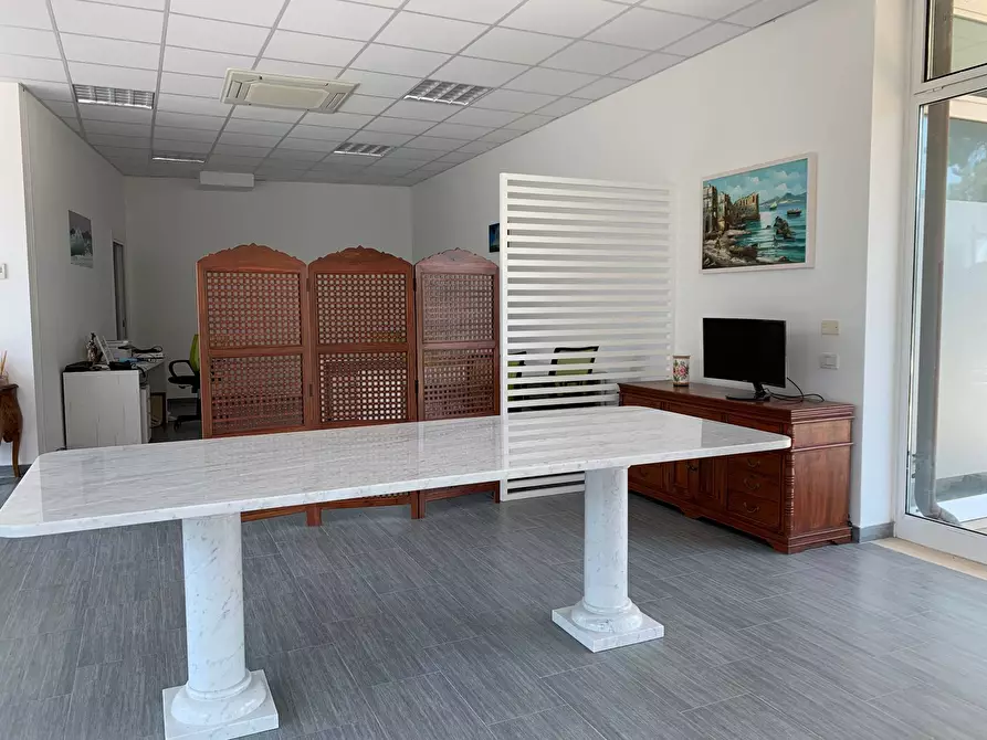 Immagine 1 di Ufficio in affitto  in via Aurelia 14 a Pietrasanta