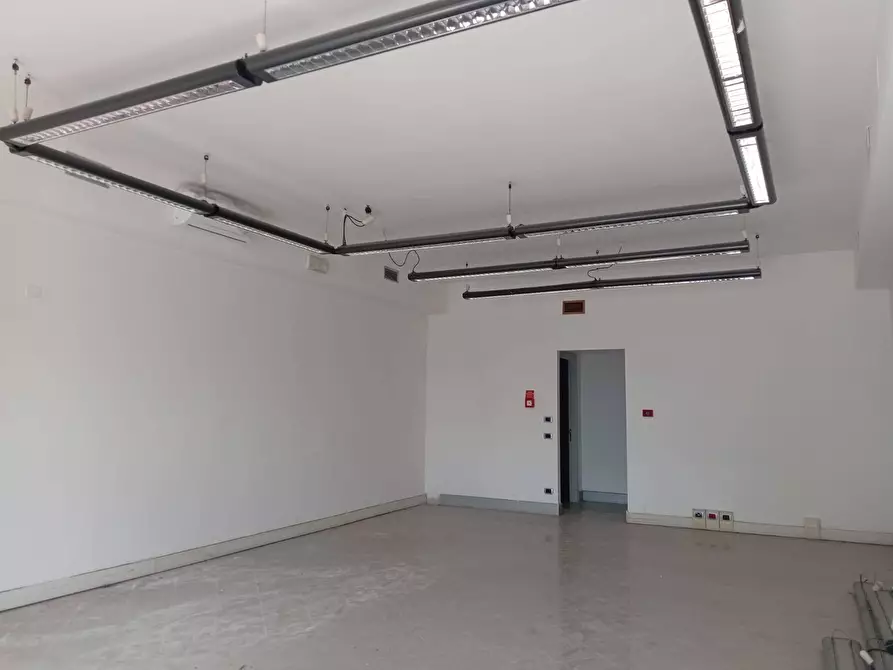 Immagine 1 di Attività commerciale in affitto  in via roma 4 a Calci