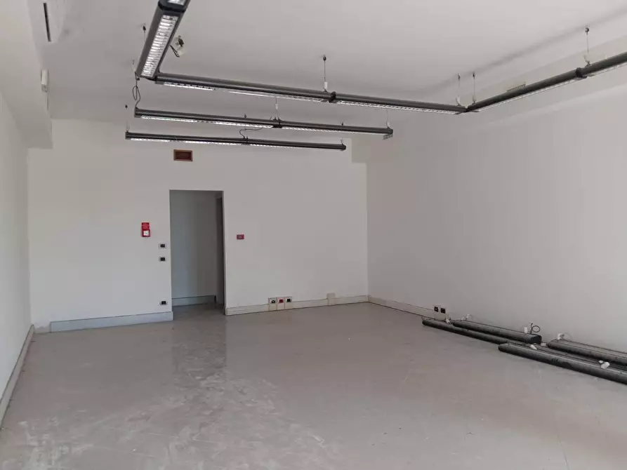 Immagine 8 di Attività commerciale in affitto  in via roma 4 a Calci