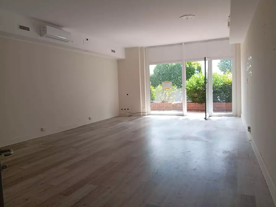 Immagine 8 di Attività commerciale in vendita  in via roma 4 a Calci