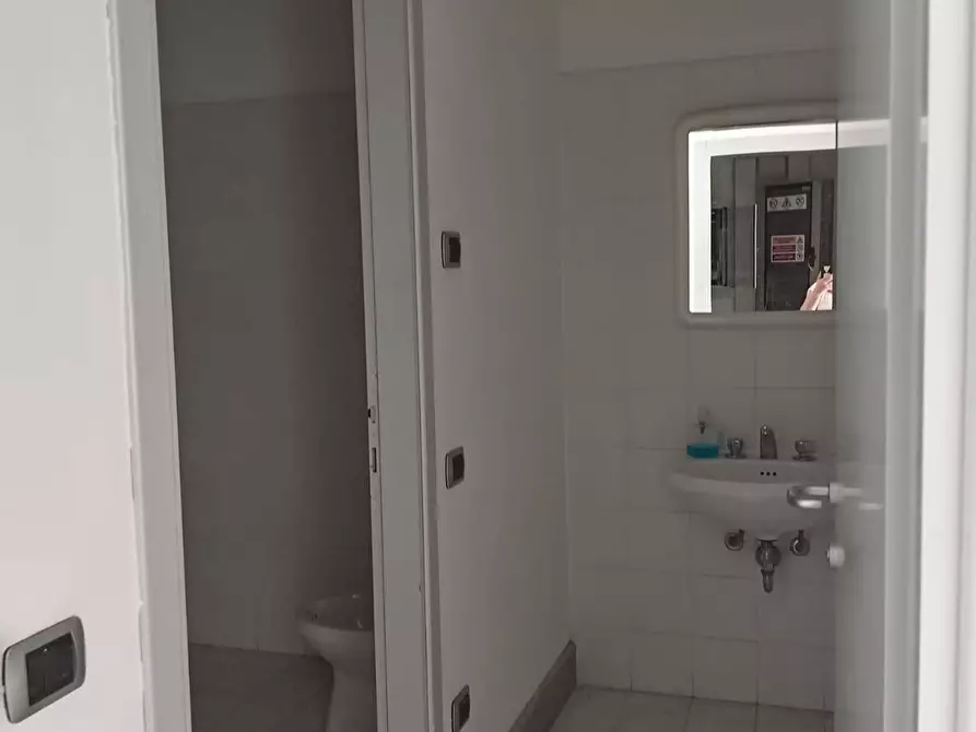 Immagine 13 di Attività commerciale in vendita  in via roma 4 a Calci